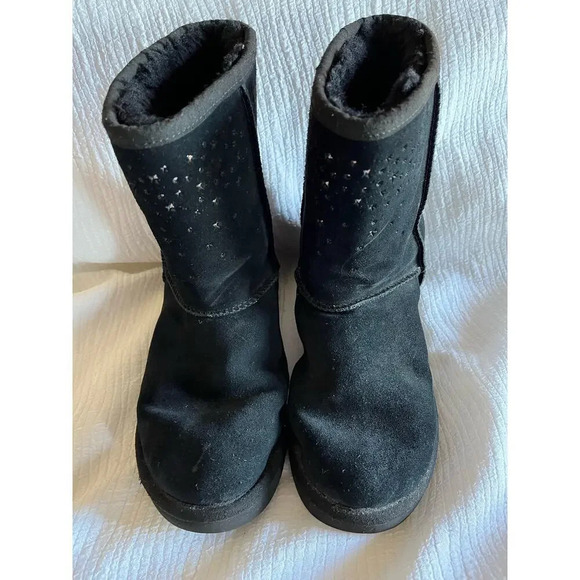 UGG Women’s 6 Black Stars Sheep Skin Fur Lined Classic Short 2 Comfy Comfy Boot - Picture 1 of 11